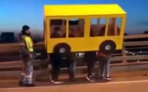Ρώσοι μεταμφιέστηκαν σε λεωφορείο για να περάσουν γέφυρα
