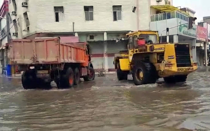 Εργάτες στη Βαγδάτη βρήκαν τον τρόπο να αδειάσουν πλημμυρισμένο δρόμο