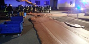 "Γλυκό" ατύχημα: ένα ποτάμι σοκολάτας πλημμύρισε ένα δρόμο