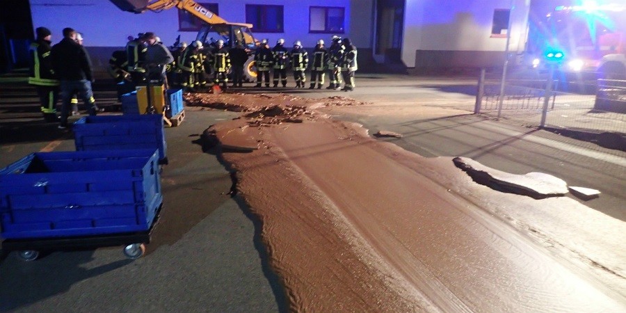 "Γλυκό" ατύχημα: ένα ποτάμι σοκολάτας πλημμύρισε ένα δρόμο