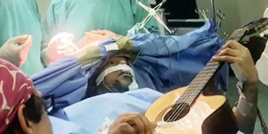 Mουσικός έπαιζε κιθάρα ενώ τον χειρουργούσαν στον εγκέφαλο