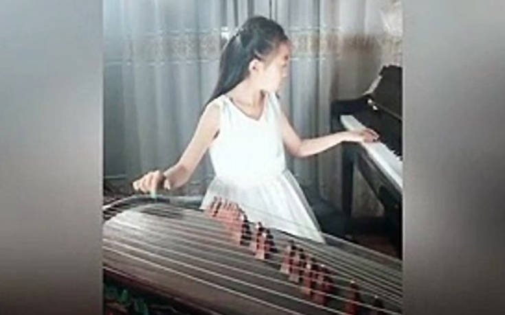 Εννιάχρονη Κινέζα παίζει δύο μουσικά όργανα ταυτόχρονα