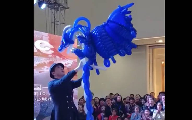 Κινέζος κάνει μίνι σόου με μπαλόνια από αυτά που δε βλέπεις συχνά