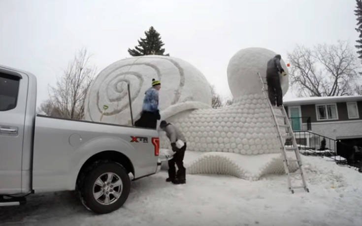 Φτιάχνοντας ένα γιγάντιο σαλιγκάρι από χιόνι σε γρήγορη κίνηση