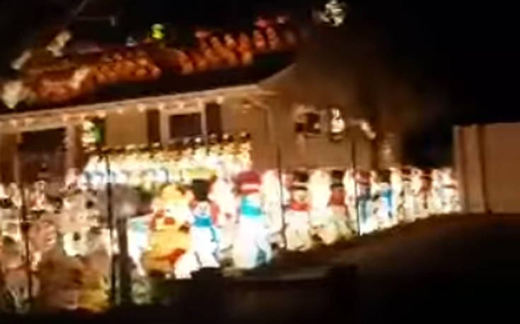 Διακόσμησε το σπίτι του με 700 χριστουγεννιάτικες φωτεινές φιγούρες