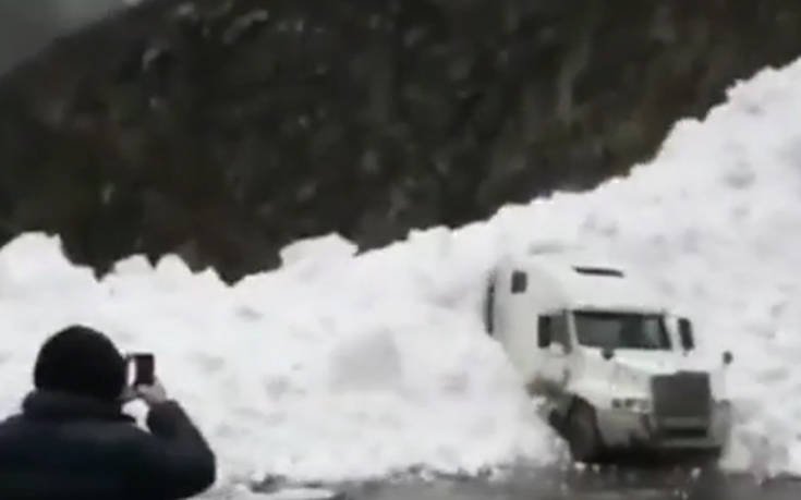 Χιονοστιβάδα «καταπίνει» ακόμη και φορτηγό
