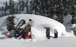 Δύσκολες στιγμές οδηγώντας snowmobile