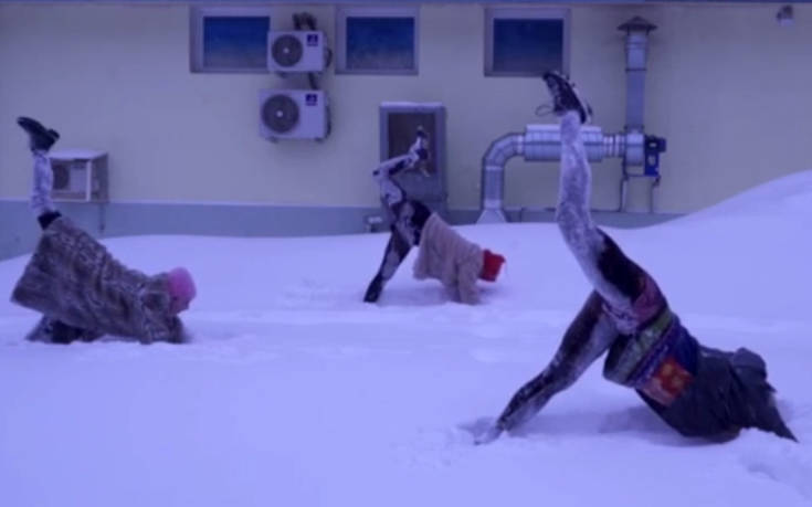 Ρωσίδες κάνουν γιόγκα στο χιόνι