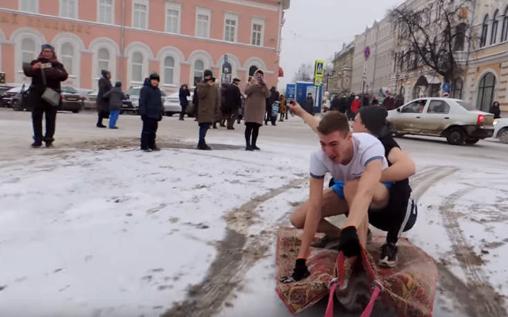 Ρώσοι βγήκαν στο δρόμο με… μαγικό χαλί