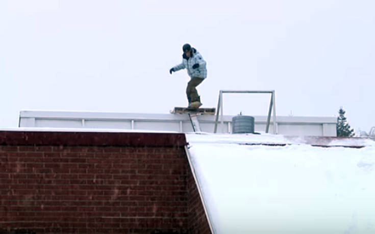 Το snowboard πάνω σε μία στέγη δεν είναι καλή ιδέα