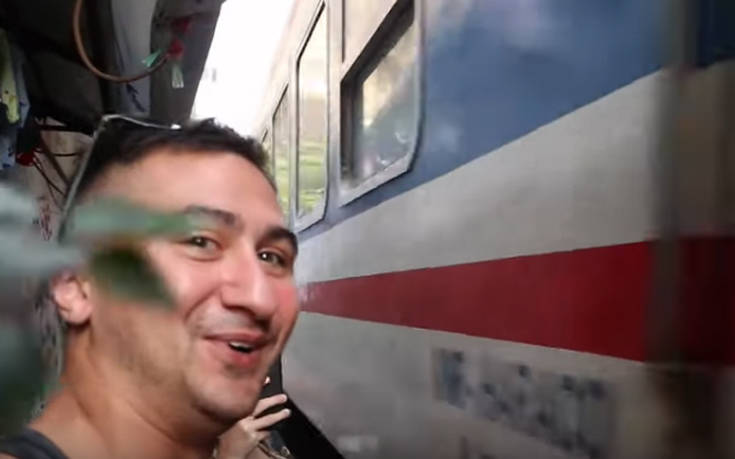Τρένο στο Βιετνάμ περνάει ξυστά από τους κατοίκους