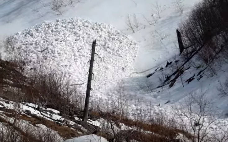 Τουρίστες καταγράφουν καρέ καρέ χιονοστιβάδα
