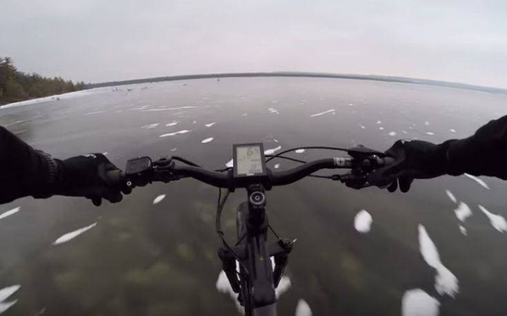 Κάνοντας ποδήλατο σε μια παγωμένη λίμνη