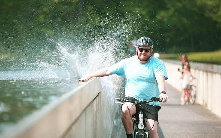 Κάνοντας ποδήλατο ανάμεσα από μια λίμνη