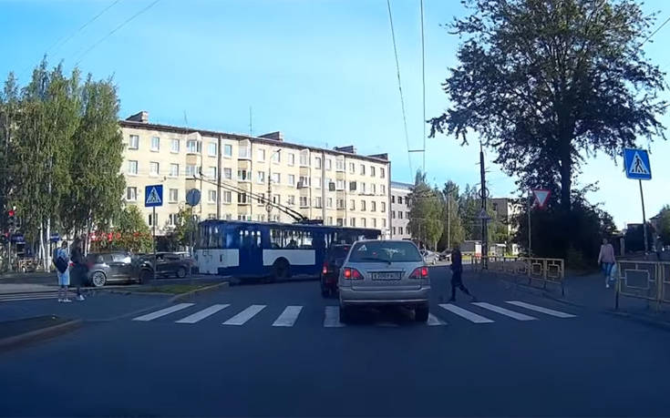 Όταν ένα αυτοκίνητο σταματάει πάνω σε διάβαση πεζών οι Ρώσοι έχουν τη λύση