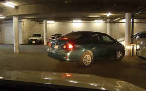 Πόσο δύσκολο μπορεί να είναι να παρκάρεις σε ένα υπόγειο πάρκινγκ;