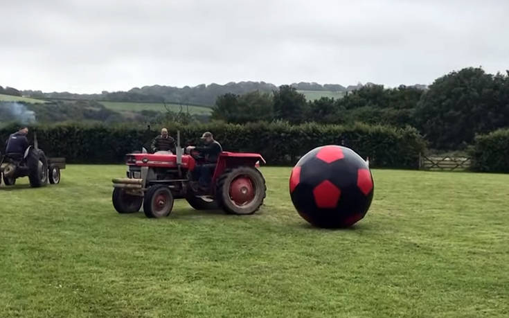Αγρότες παίζουν ποδόσφαιρο με τα τρακτέρ τους