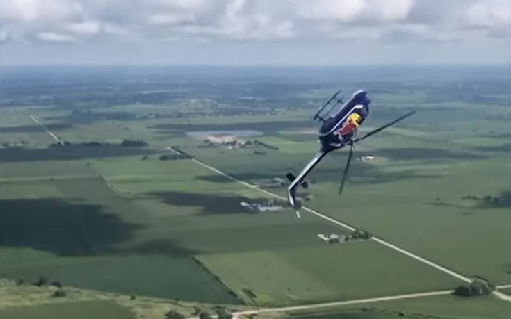 Ελικόπτερο κάνει εντυπωσιακή κωλοτούμπα στον αέρα