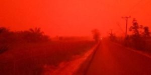 Γιατί ο ουρανός στην Ινδονησία έγινε κόκκινος; (ΦΩΤΟ)