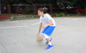 Μια έφηβη ανερχόμενο ταλέντο στο μπάσκετ