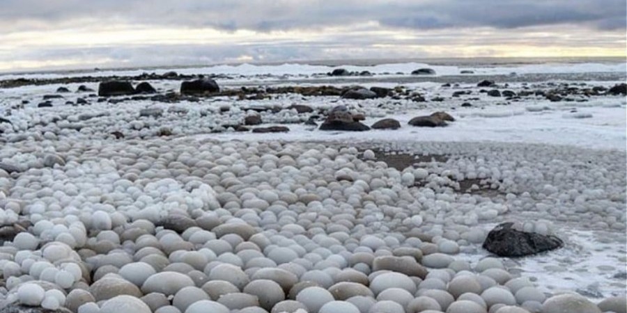 Φινλανδία: Παραλία γέμισε με περίεργες μπάλες από πάγο