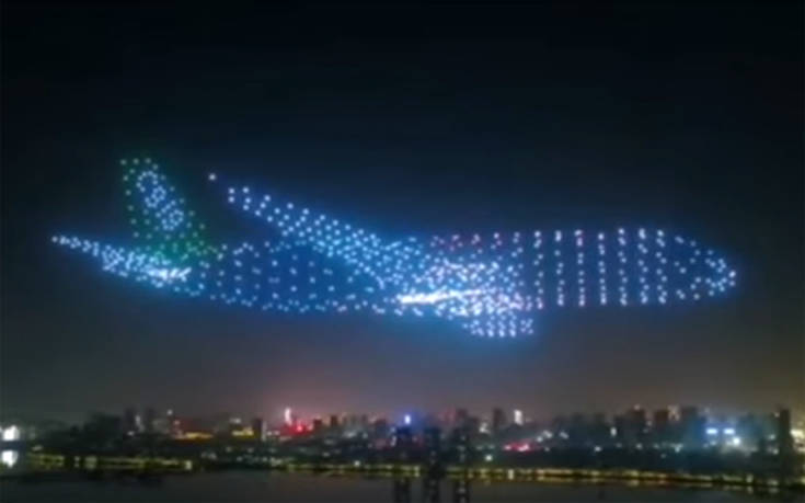 Drones σχηματίζουν αεροπλάνο στον ουρανό της Κίνας