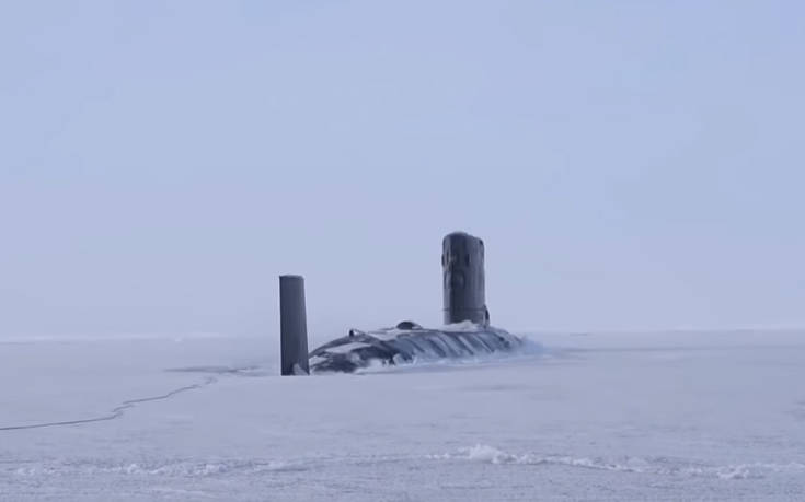 Υποβρύχια βγαίνουν μέσα από τον πάγο