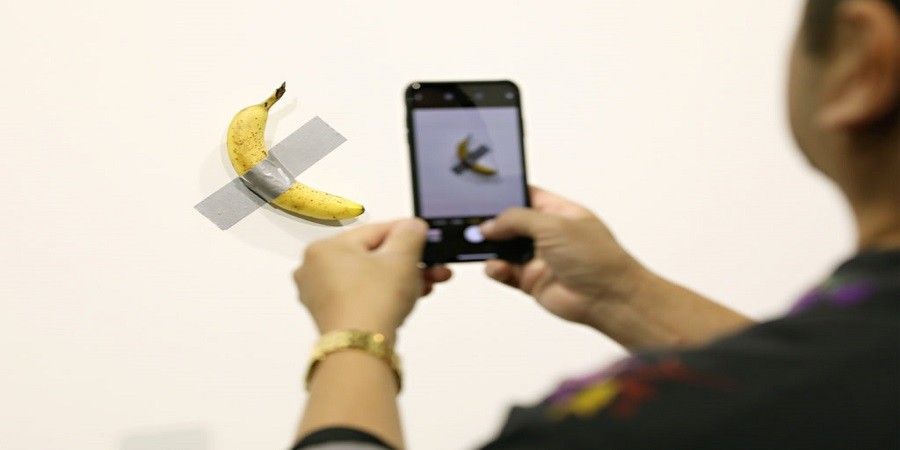 Καλλιτέχνης ξεκόλλησε και έφαγε την μπανάνα αξίας 120.000 δολαρίων