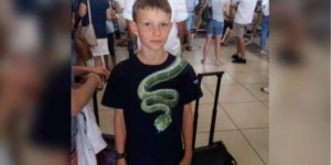 Ν.Αφρική:10χρονος δεν θα έμπαινε σε αεροπλάνο επειδή φορούσε μπλούζα με φίδι