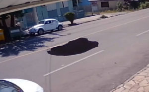 Τρύπα στο δρόμο «καταπίνει» διερχόμενο αυτοκίνητο