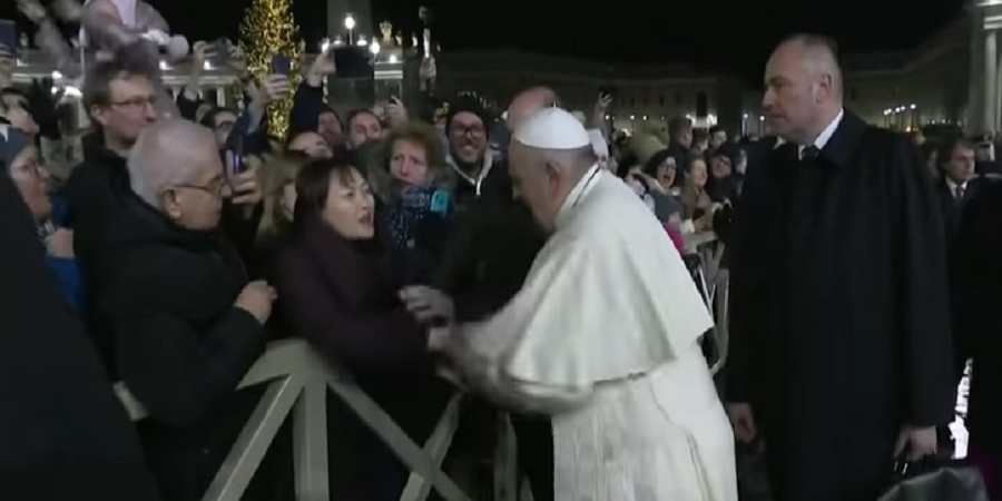Βίντεο από την οργισμένη αντίδραση του Πάπα εναντίον γυναίκας