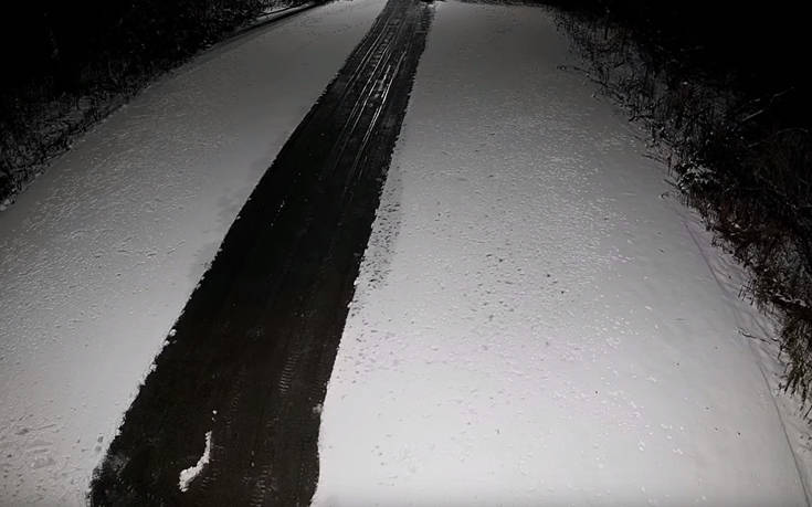 Ο καθαρισμός ενός δρόμου από το χιόνι σε γρήγορη κίνηση