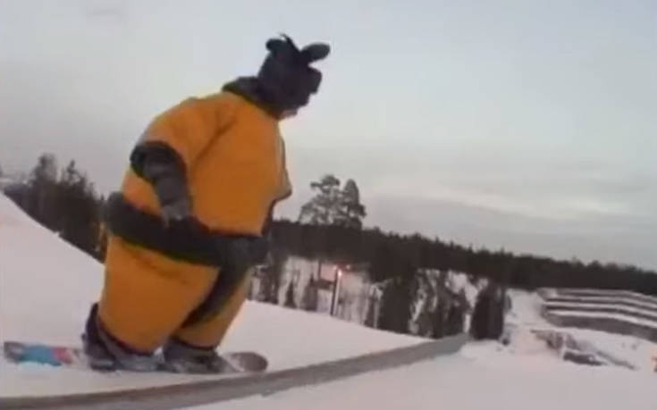 Κάνοντας snowboard φορώντας στολή Σούμο