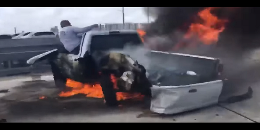 Βίντεο που κόβει την ανάσα: Η στιγμή της διάσωσης άνδρα από φλεγόμενο όχημα