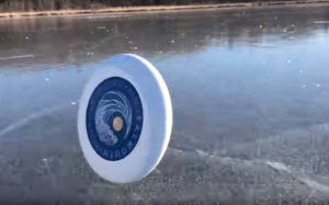 Φρίσμπι τρέχει μόνο του πάνω σε παγωμένη λίμνη