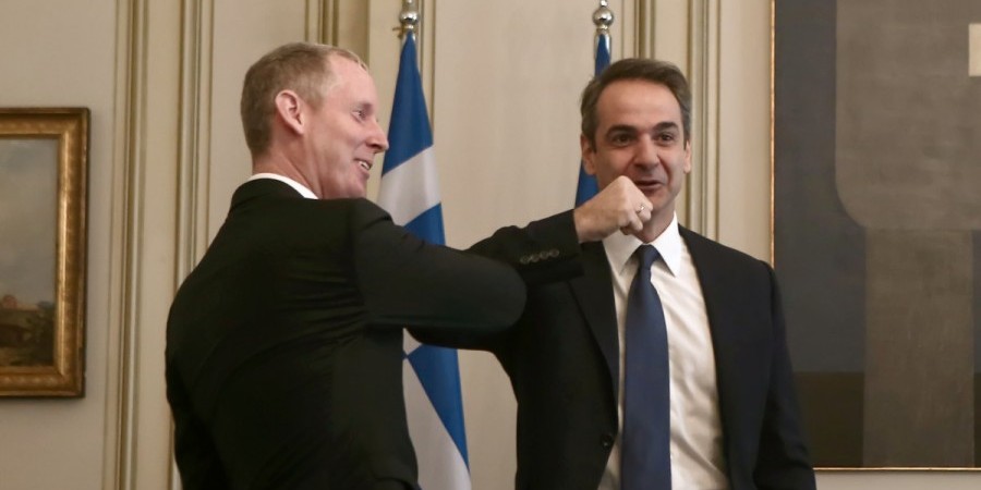 Έκοψε τις χειραψίες ο Μητσοτάκης- Δείτε πώς χαιρέτησε τον αντιπρόεδρο της ΕΤΕ