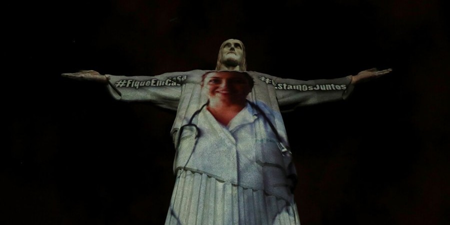 Το άγαλμα του Χριστού Λυτρωτή φωτίστηκε να «φοράει» λευκή ρόμπα(BINTEO)