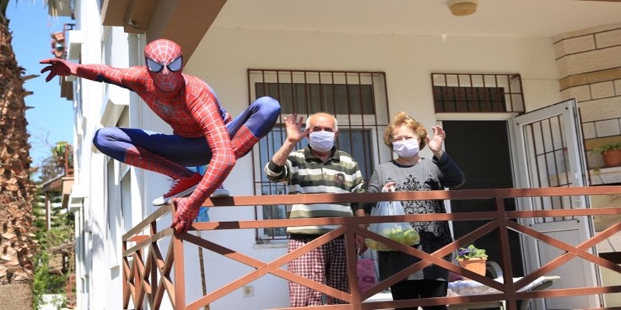 Ο καλός Σαμαρείτης Spiderman που βοηθάει ηλικιωμένους στην Αττάλεια (vid)