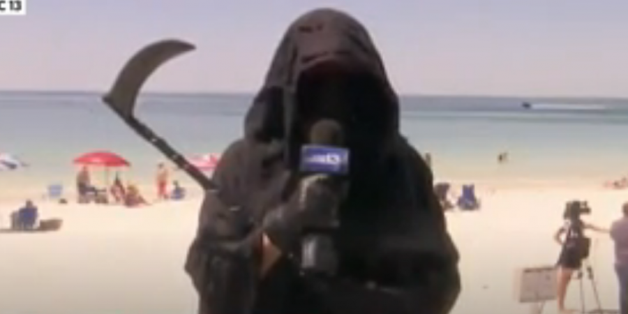 Φλόριντα: Ντύθηκε "χάρος" σε παραλία για να προειδοποιεί τον κόσμο για τον ιό