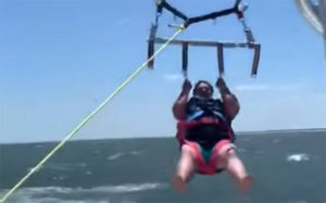 To parasailing δεν είναι εύκολη υπόθεση