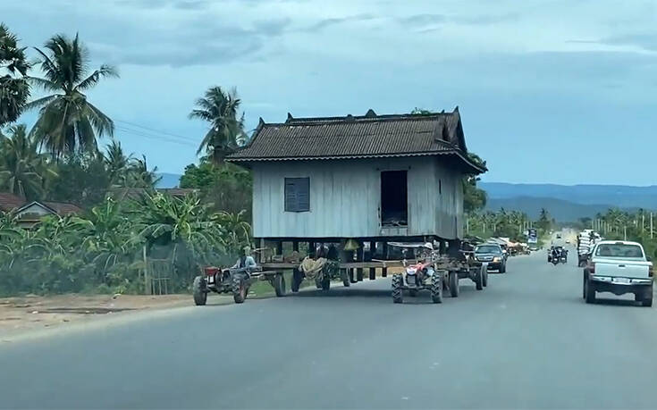 Μετακινώντας ένα σπίτι πάνω σε τρακτέρ