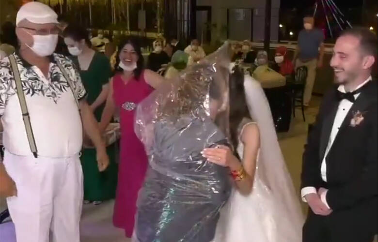 Επικό βίντεο: Όποιος θέλει να φιλήσει τη νύφη φοράει σακούλα
