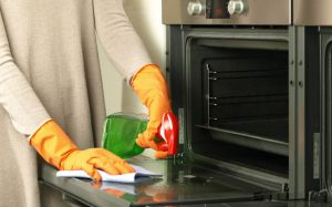 Τρία αντικείμενα που μπορείτε να καθαρίσετε με το καθαριστικό φούρνου