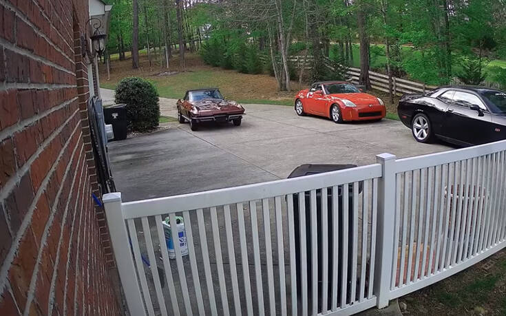 Όταν θες να βγάλεις μια συλλεκτική Corvette έξω αλλά κάνεις τη λάθος κίνηση