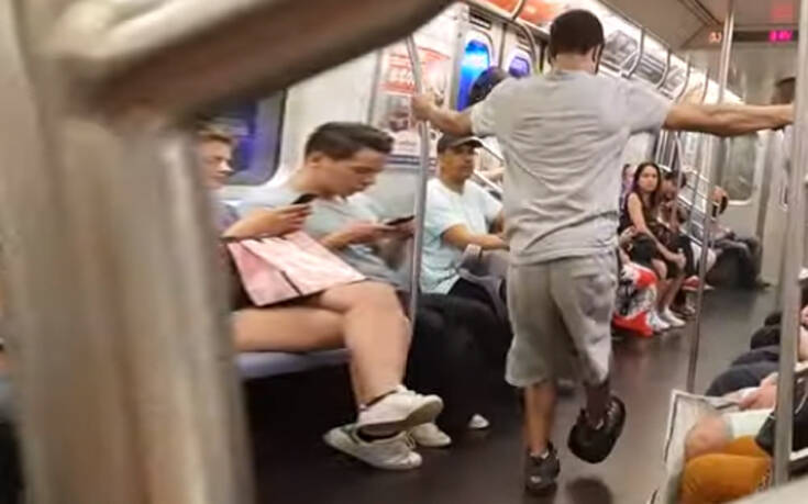 Εντυπωσιακό σόου σε βαγόνι μετρό της Νέας Υόρκης