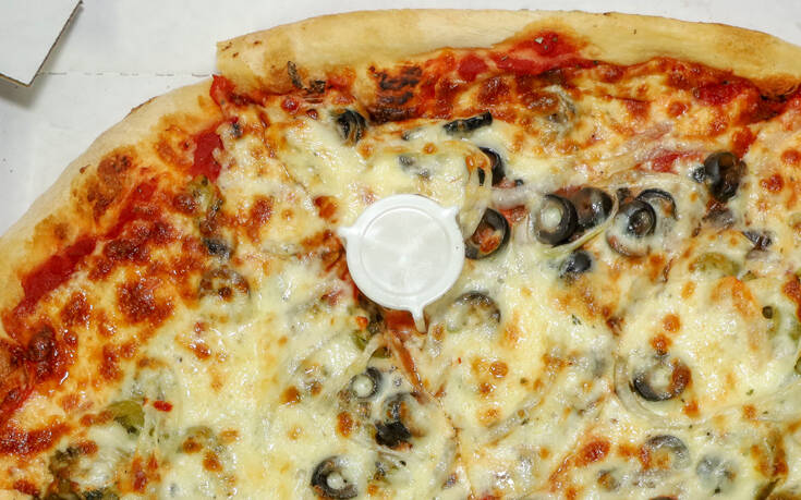 Χρήστης του TikTok λέει πως άλλος είναι ο «πραγματικός λόγος» για το πλαστικό στο κουτί της πίτσας