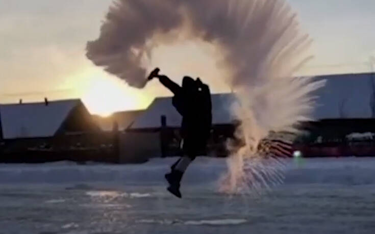Εντυπωσιακό βίντεο: Πετούν ζεστό νερό στον αέρα και αυτό παγώνει στη στιγμή