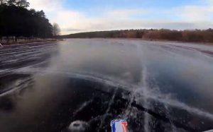 Πώς είναι να κάνεις μοτοκρός σε παγωμένη λίμνη
