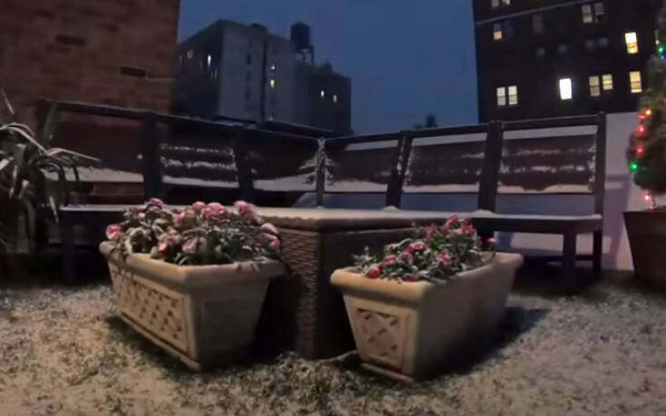 Χιόνι… εξαφανίζει μπαλκόνι μέσα σε μία νύχτα