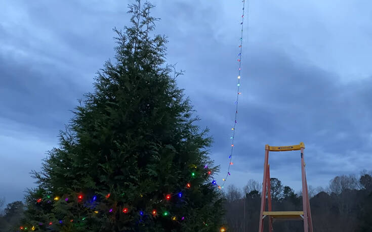 Drone… στολίζει χριστουγεννιάτικο δέντρο